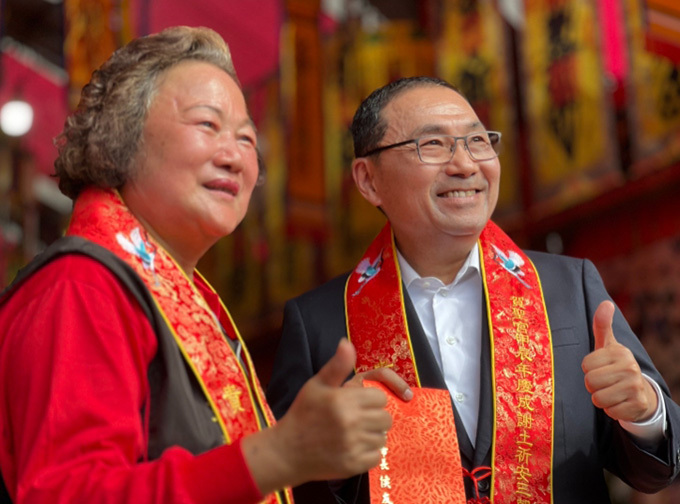 侯友宜感謝宮主王美雲長期秉持玄天上帝慈悲精神救濟社會。（照片／新北市政府提供）(另開新視窗/jpg檔)圖片