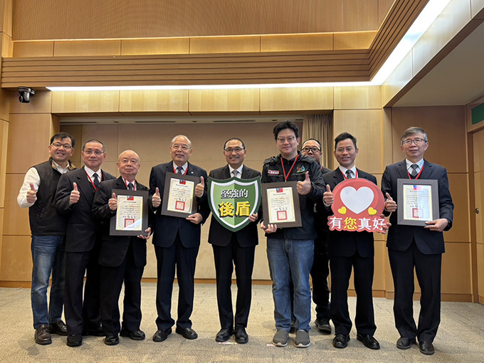 新北市12月18日頒發感謝狀予4民間協力單位，感謝協力舉辦演訓召集。（照片／新北市政府提供）(另開新視窗/jpg檔)圖片