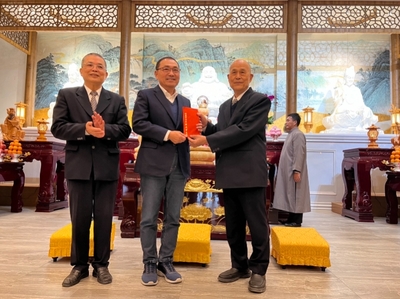 明明上帝聖誕 侯友宜濟仁佛院贈匾（照片／新北市政府提供）